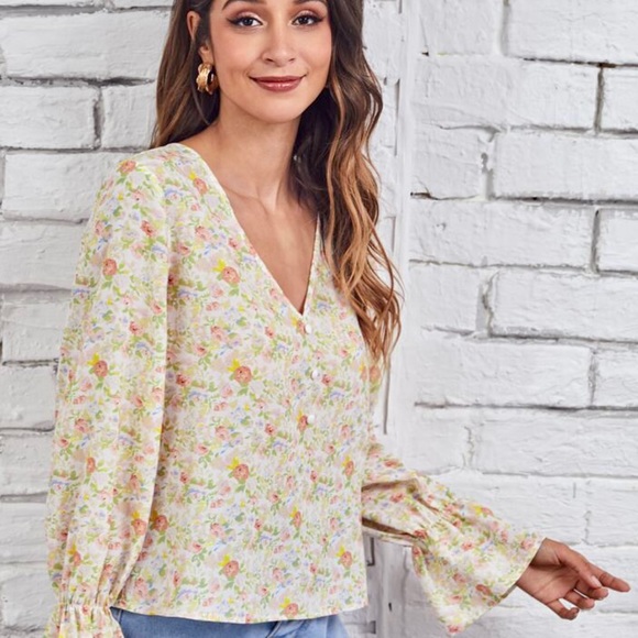 🎈$5 Bell Sleeve Top 🎈 - Picture 7 of 8